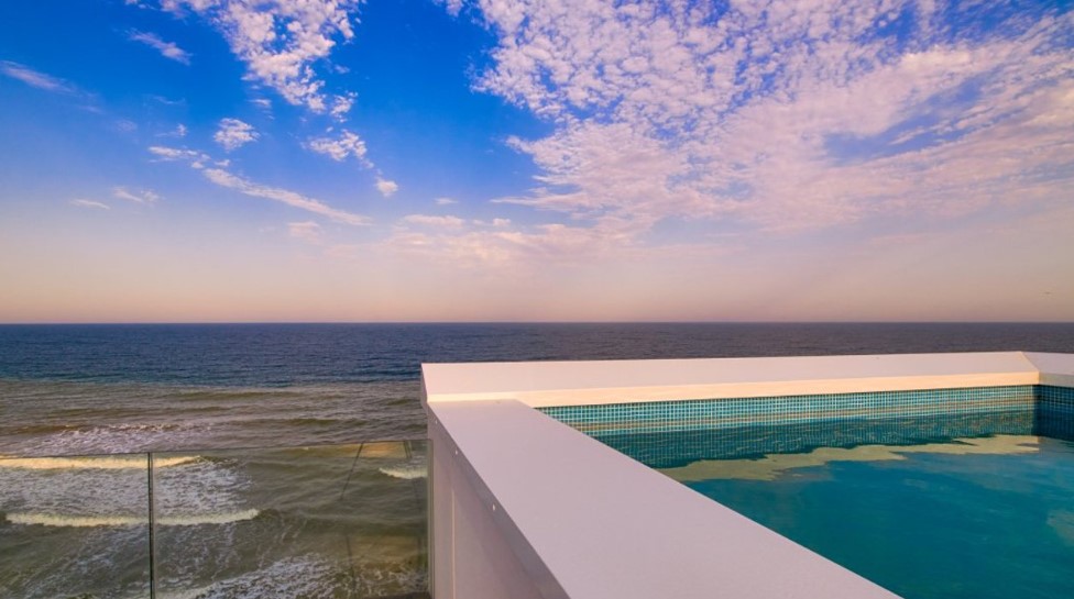 Piscina Pe Teras I O Vedere Incredibil La Mare I Vine S Crezi C