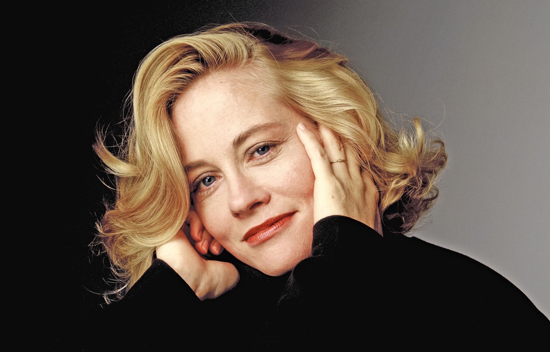 Cybill Shepherd, o viață amoroasă de roman. S-a îndrăgostit de multe ori la  filmări, a avut aventuri cu Elvis Presley și Jeff Bridges, două mariaje și  trei copii. Ce s-a întâmplat între